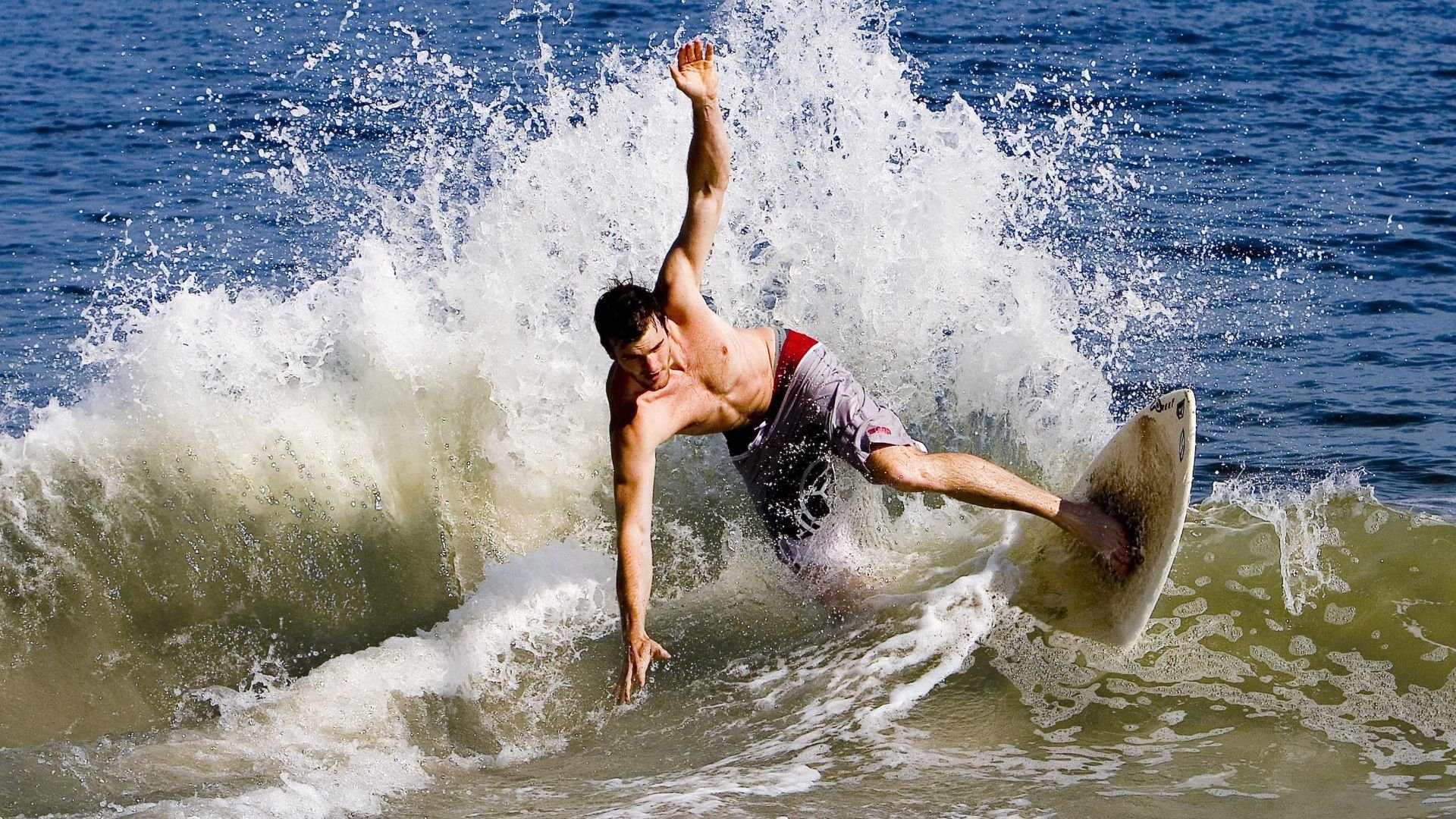 不朽传奇与团队铁血，当莫德里奇评分拉满，勒沃库森已一波带走巴萨